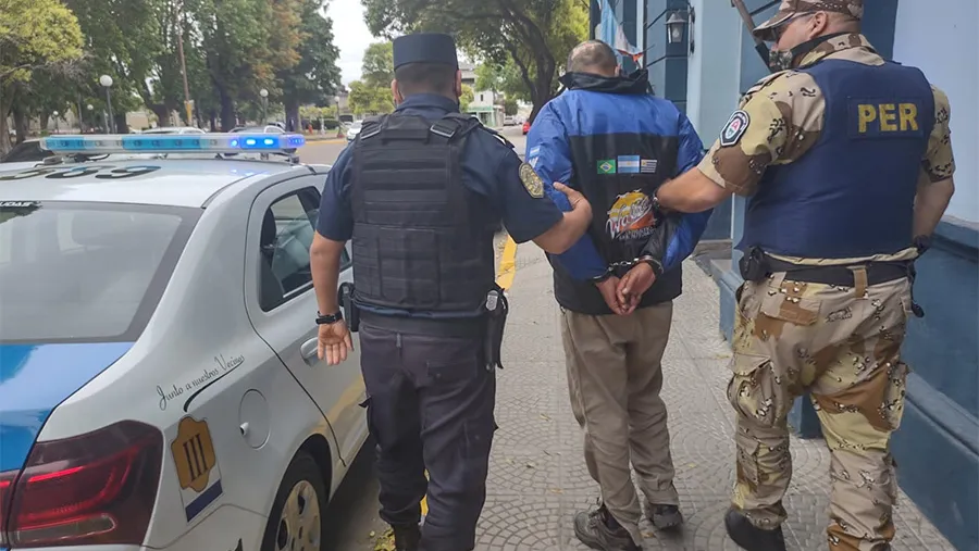 La detención se produjo en la Provincia de Buenos Aires. Se trata de una persona de Gualeguaychú que se encontraba con pedido de captura por el delito de abigeato. La detención se produjo en la Provincia de Buenos Aires. Se trata de una persona de Gualeguaychú que se encontraba con pedido de captura por el delito de abigeato.