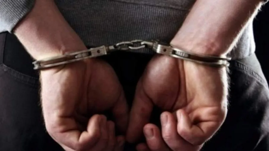 detenido con esposas detenido con esposas