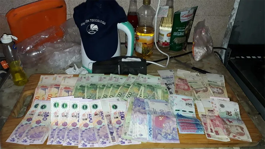 Los allanamientos realizados en General Ramírez permitieron detener a diez personas vinculadas con el narcomenudeo, además de secuestrar gran cantidad de dinero en efectivo. Los allanamientos realizados en General Ramírez permitieron detener a diez personas vinculadas con el narcomenudeo, además de secuestrar gran cantidad de dinero en efectivo.