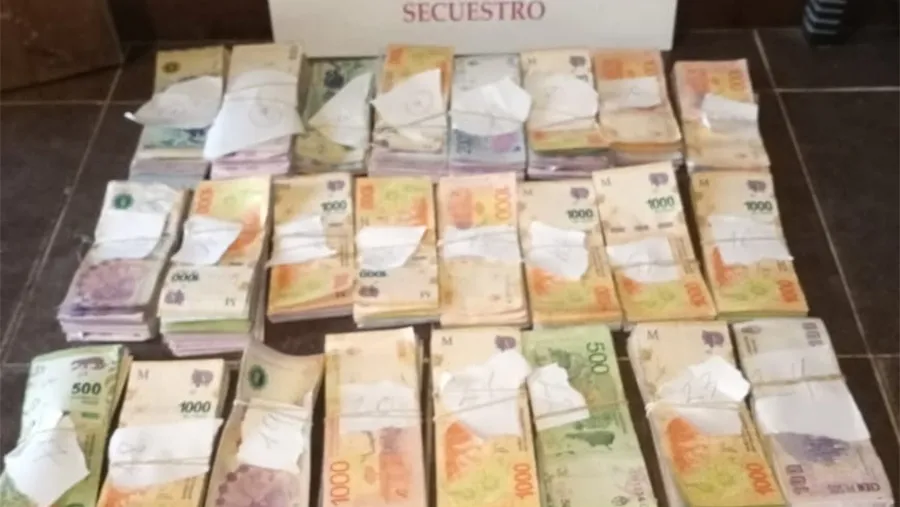 En allanamientos realizados en Bovril se detuvieron a once personas y otras cuarenta quedaron identificadas. En allanamientos realizados en Bovril se detuvieron a once personas y otras cuarenta quedaron identificadas.