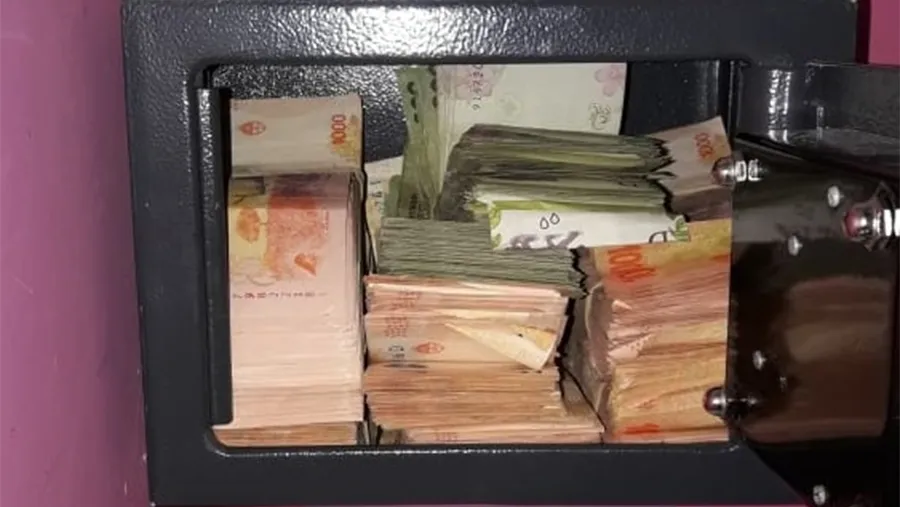 En los allanamientos además de cocaína y marihuana, se secuestró una millonaria suma de dinero. En los allanamientos además de cocaína y marihuana, se secuestró una millonaria suma de dinero.