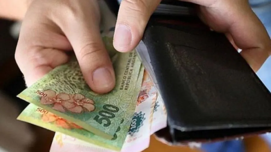 Adelantarán a septiembre el aumento del 35% del salario mínimo Adelantarán a septiembre el aumento del 35% del salario mínimo