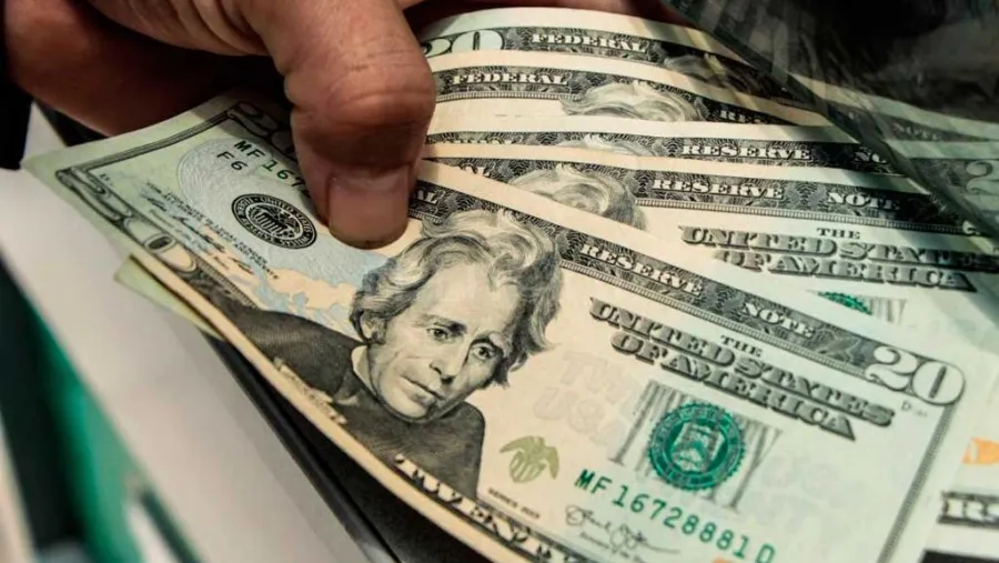 El dólar terminó bajando en la jornada de hoy.