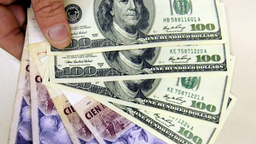 Dólares y pesos Dólares y pesos
