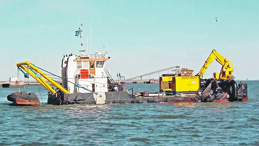 La Asociación de Abogados Ambientalistas de la Argentina denunció que la empresa belga Jan de Nul, que sigue operando en el río Paraná gracias a una nueva prórroga del contrato por el mantenimiento de la llamada Hidrovía. La Asociación de Abogados Ambientalistas de la Argentina denunció que la empresa belga Jan de Nul, que sigue operando en el río Paraná gracias a una nueva prórroga del contrato por el mantenimiento de la llamada Hidrovía.