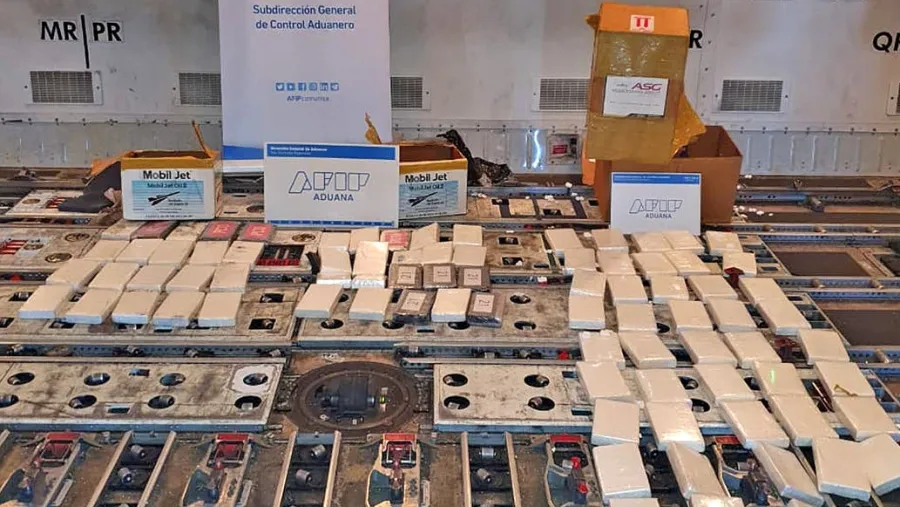 Decomisaron 86 kilos de cocaína en un avión que estaba por despegar de Ezeiza Decomisaron 86 kilos de cocaína en un avión que estaba por despegar de Ezeiza