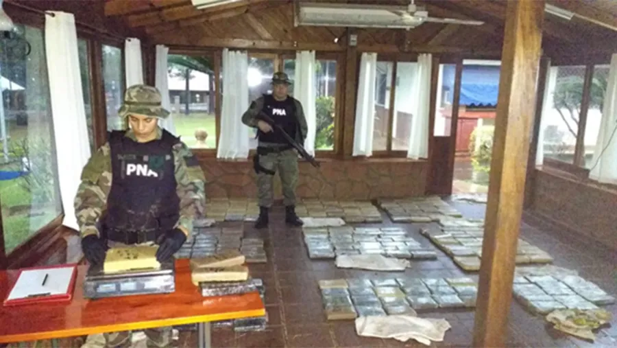 Los narcos fingieron haber tenido un accidente y caído al agua y así se pudo secuestrar la marihuana. Los narcos fingieron haber tenido un accidente y caído al agua y así se pudo secuestrar la marihuana.