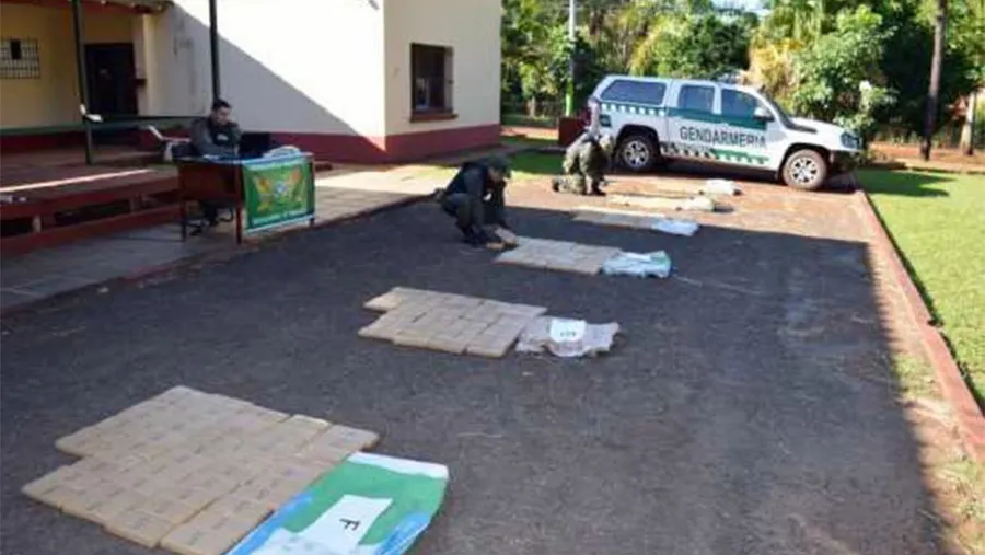 Personal del Escuadrón 13 de Gendarmería secuestró 398 paquetes rectangulares con poco más de 276 kilos de marihuana. Personal del Escuadrón 13 de Gendarmería secuestró 398 paquetes rectangulares con poco más de 276 kilos de marihuana.