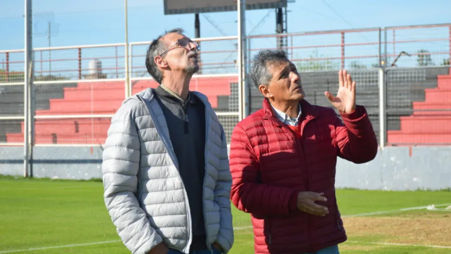 Patronato recibió materiales para completar la iluminación Led de su estadio Patronato recibió materiales para completar la iluminación Led de su estadio