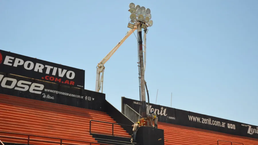 Patronato comenzó la etapa final para la renovación de la iluminación del estadio Grella Patronato comenzó la etapa final para la renovación de la iluminación del estadio Grella