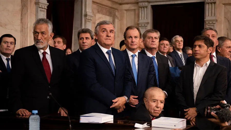 Carlos Menem rodeado de los principales gobernadores del país. Carlos Menem rodeado de los principales gobernadores del país.