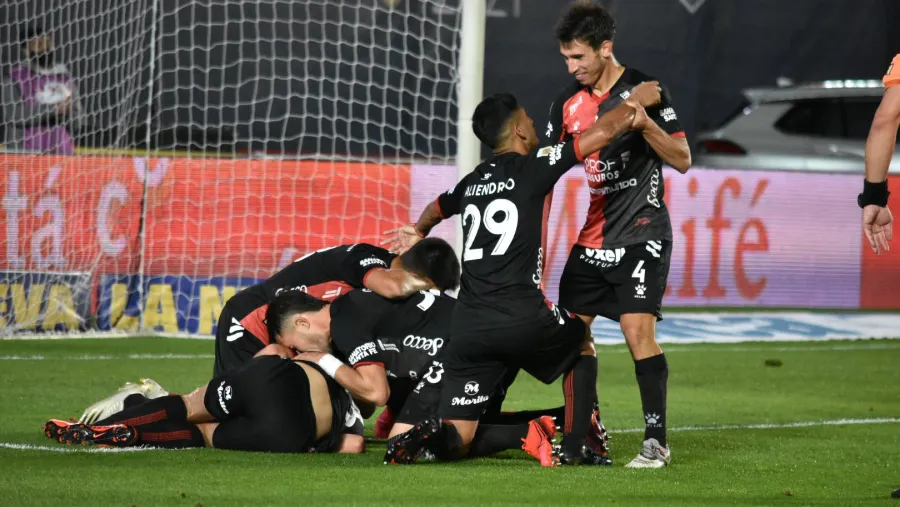 Colón de Santa Fe goleó a Racing y por primera vez se coronó campeón del fútbol argentino Colón de Santa Fe goleó a Racing y por primera vez se coronó campeón del fútbol argentino