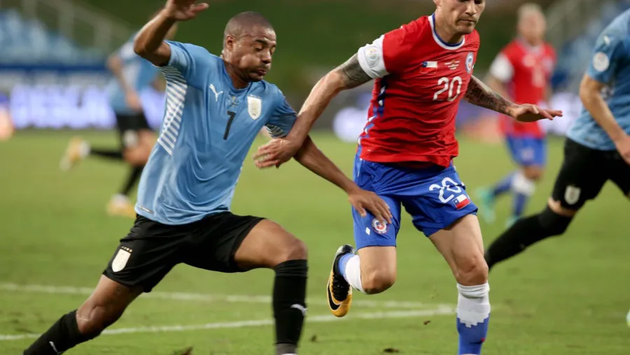 Copa América: Chile empató con Uruguay y se aseguró un lugar en cuartos de final Copa América: Chile empató con Uruguay y se aseguró un lugar en cuartos de final