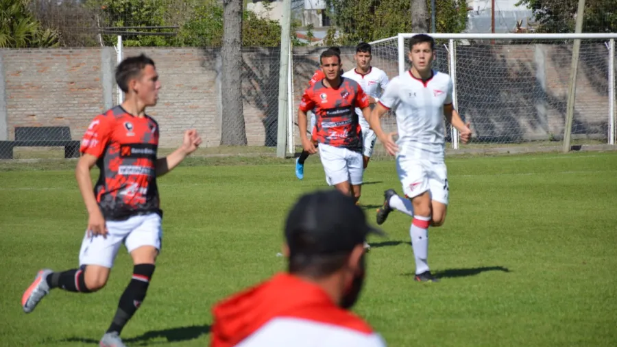 Reserva: sobre el final, el líder Estudiantes doblegó a Patronato en La Capillita Reserva: sobre el final, el líder Estudiantes doblegó a Patronato en La Capillita
