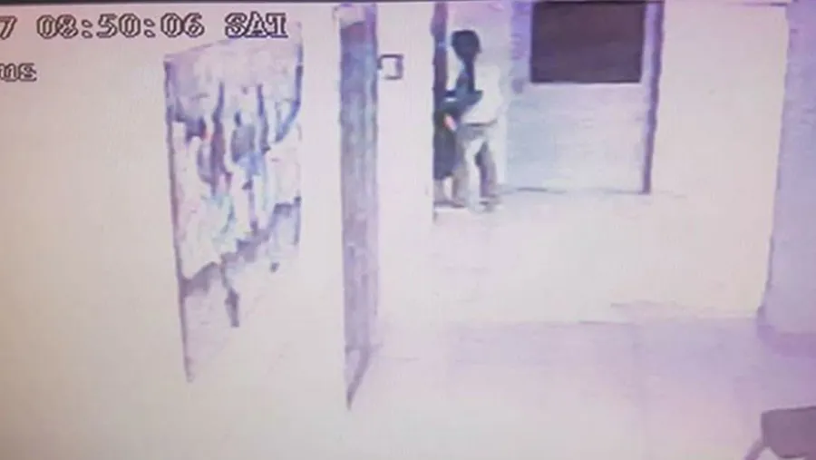 Uno de los ladrones, captado por las cámaras de seguridad de una de las clínicas asaltadas en Entre Ríos. (Fotografías del diario El Sol de Concordia). Uno de los ladrones, captado por las cámaras de seguridad de una de las clínicas asaltadas en Entre Ríos. (Fotografías del diario El Sol de Concordia).