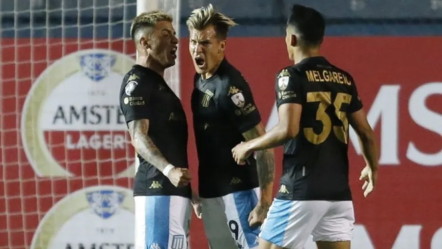 Reniero Fútbol: con aporte entrerriano, Racing ganó en Montevideo y pasó a octavos de final