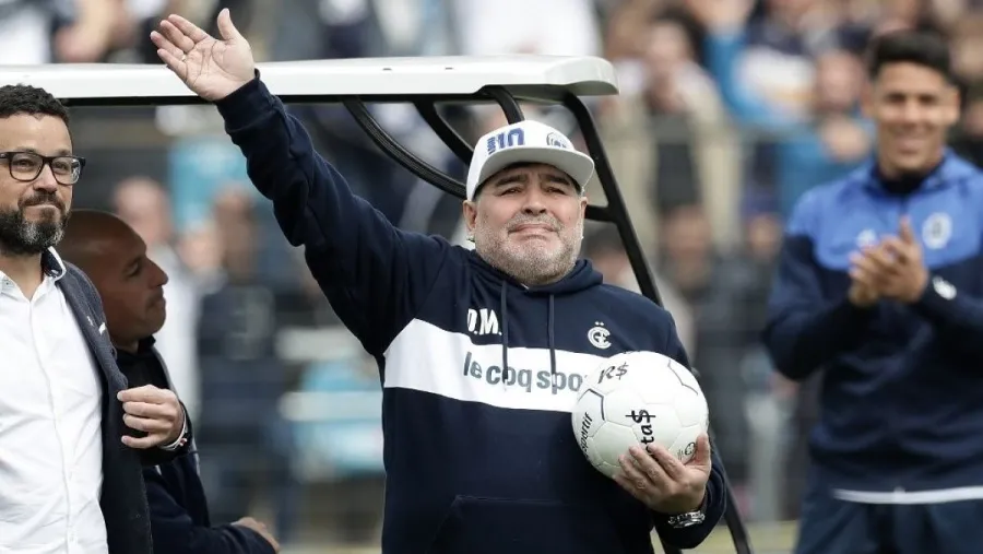 Diego Armando Maradona Maradona dirigió la práctica de Gimnasia, pero su futuro estaría lejos de La Plata