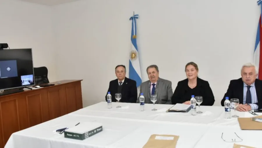 El STJ tuvo reunión de Acuerdo en Gualeguaychú y visitó la obra del edificio de Tribunales El STJ tuvo reunión de Acuerdo en Gualeguaychú y visitó la obra del edificio de Tribunales