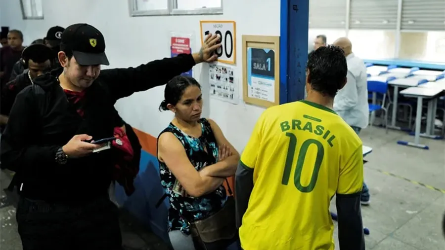 La gente hace cola para votar en un colegio electoral en Río de Janeiro, Brasil. La gente hace cola para votar en un colegio electoral en Río de Janeiro, Brasil.