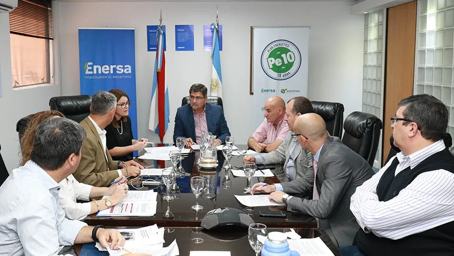 El secretario de Energía y presidente de Enersa, Jorge González; la senadora nacional Sigrid Kunath; los diputados provinciales Diego Lara, Gustavo Zavallo y Juan Navarro; el coordinador general del Ministerio de Salud, Germán Coronel; el director del EPRE, Luciano Paulín; entre otros, analizaron brindar la tarifa eléctrica gratuita y la garantía del servicio eléctrico ininterrumpido a personas electrodependientes. El secretario de Energía y presidente de Enersa, Jorge González; la senadora nacional Sigrid Kunath; los diputados provinciales Diego Lara, Gustavo Zavallo y Juan Navarro; el coordinador general del Ministerio de Salud, Germán Coronel; el director del EPRE, Luciano Paulín; entre otros, analizaron brindar la tarifa eléctrica gratuita y la garantía del servicio eléctrico ininterrumpido a personas electrodependientes.