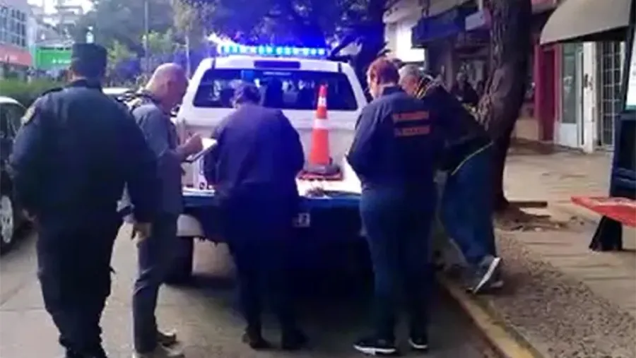 Una mujer intentó extraer dinero de cajeros automáticos utilizando 22 tarjetas de débitos pertenecientes a planes sociales. Una mujer intentó extraer dinero de cajeros automáticos utilizando 22 tarjetas de débitos pertenecientes a planes sociales.