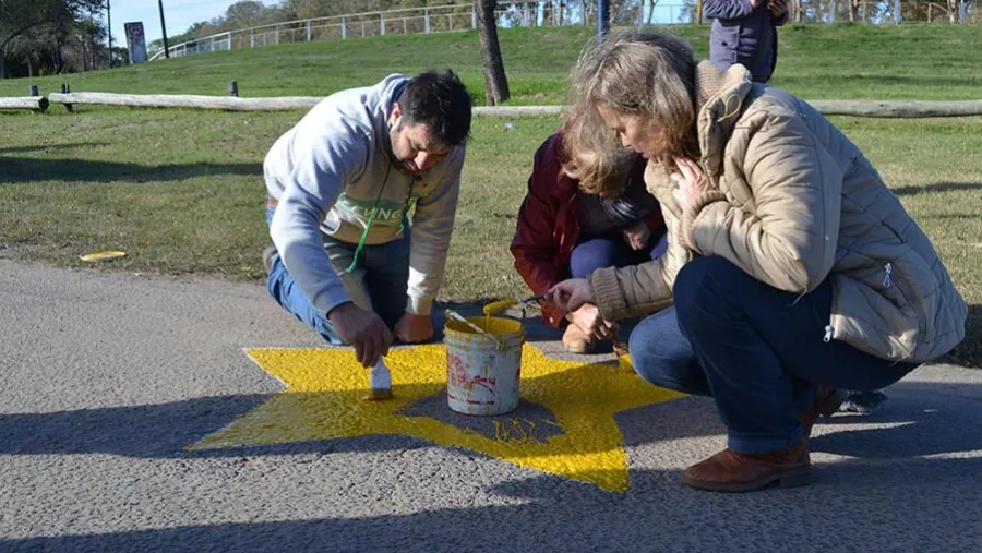Las estrellas amarillas recuerdan a las víctimas de siniestros viales: una muerte que siempre pudo haber sido evitable. Las estrellas amarillas recuerdan a las víctimas de siniestros viales: una muerte que siempre pudo haber sido evitable.