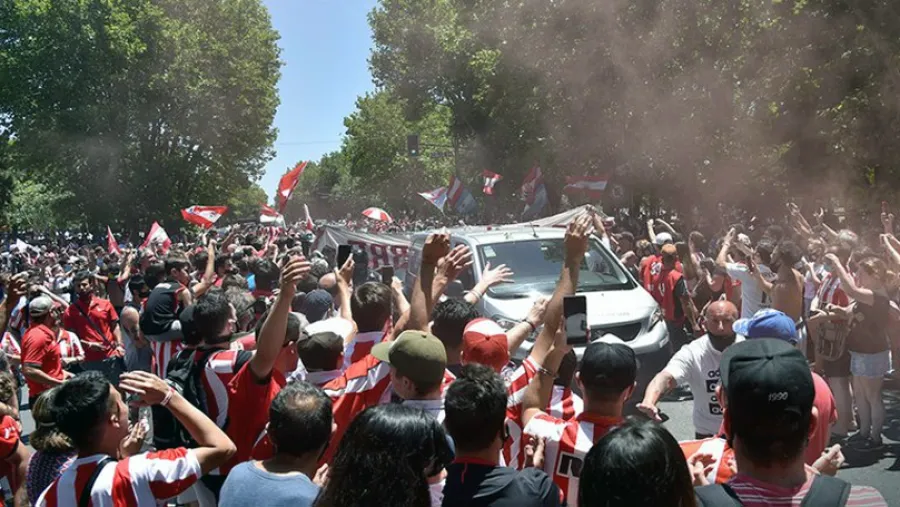 En una emotiva jornada, una multitud despidió los restos de Alejandro Sabella En una emotiva jornada, una multitud despidió los restos de Alejandro Sabella