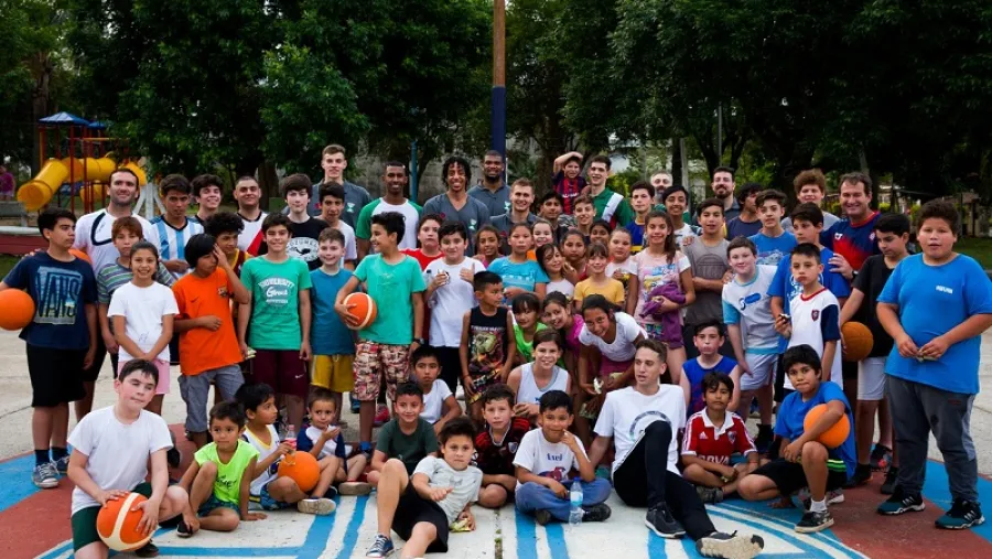 Parte del plantel de Estudiantes de Concordia visitó una Escuelita de Básquet Parte del plantel de Estudiantes de Concordia visitó una Escuelita de Básquet