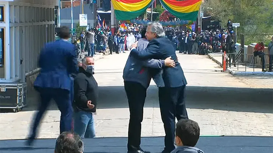 El 9 de noviembre del año pasado y con un abrazo, Alberto Fernández despidió en la frontera a Evo Morales para su regreso en paz a Bolivia. El 9 de noviembre del año pasado y con un abrazo, Alberto Fernández despidió en la frontera a Evo Morales para su regreso en paz a Bolivia.