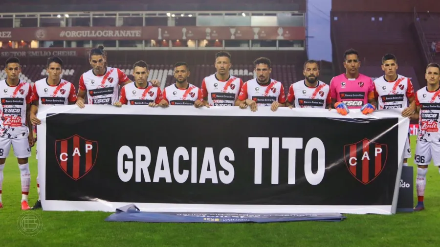 En la previa del partido, los jugadores de Patronato recordaron a Miguel “Tito” Hollmann En la previa del partido, los jugadores de Patronato recordaron a Miguel “Tito” Hollmann
