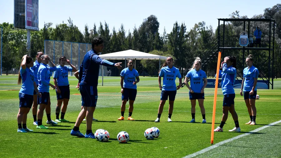 Con presencia entrerriana, la selección femenina de fútbol llegó a Santiago de Chile Con presencia entrerriana, la selección femenina de fútbol llegó a Santiago de Chile
