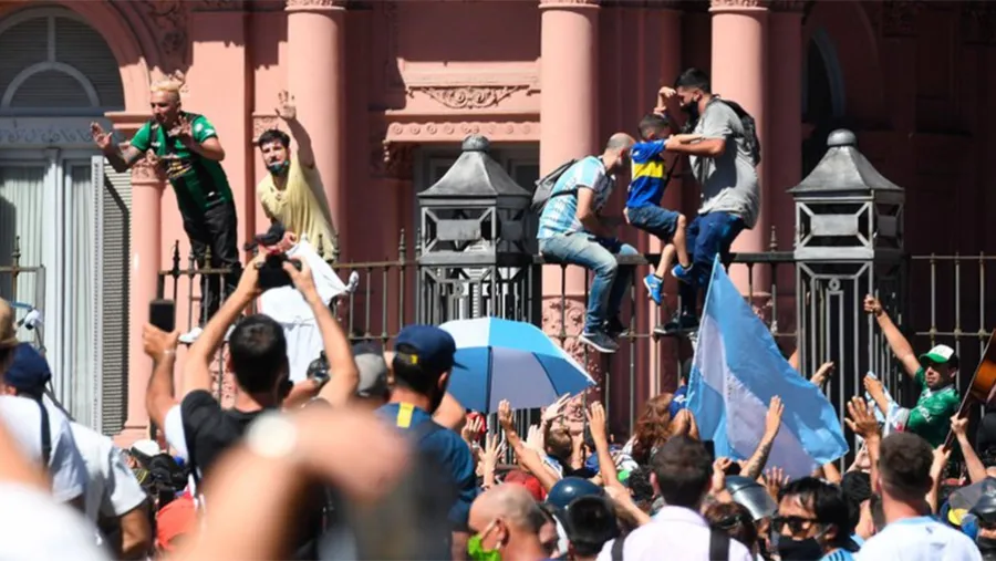 Fanáticos trepan a las vallas de la Casa Rosada. Fanáticos trepan a las vallas de la Casa Rosada.