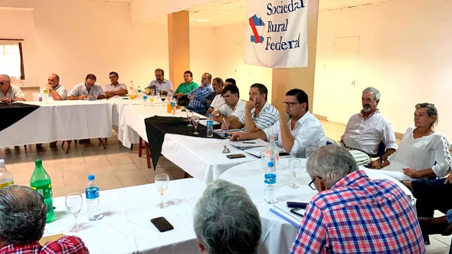 La Comisión Directiva de FARER se reunió el viernes pasado en Federal y este lunes participará en la Mesa de Enlace en Paraná. No se descartan medidas de fuerzas si se confirman los aumentos impositivos. La Comisión Directiva de FARER se reunió el viernes pasado en Federal y este lunes participará en la Mesa de Enlace en Paraná. No se descartan medidas de fuerzas si se confirman los aumentos impositivos.