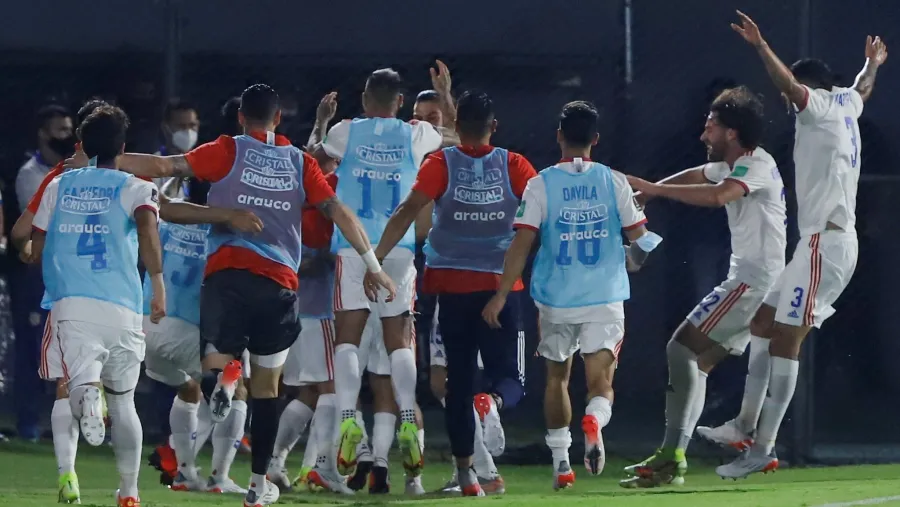 Chile le ganó a Paraguay con un gol olímpico en el debut de Guillermo Barros Schelotto Chile le ganó a Paraguay con un gol olímpico en el debut de Guillermo Barros Schelotto