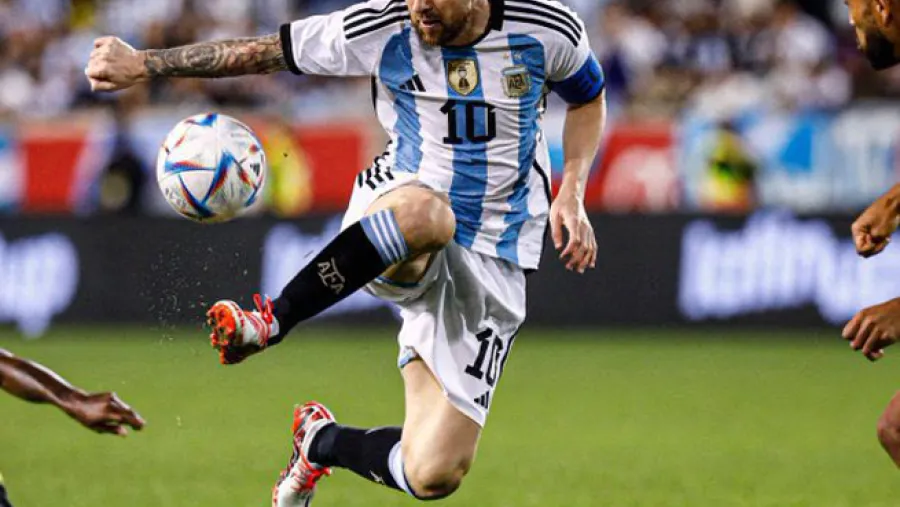 Argentina venció a Jamaica con el aporte goleador de Messi y cerró la gira con una sonrisa Argentina venció a Jamaica con el aporte goleador de Messi y cerró la gira con una sonrisa