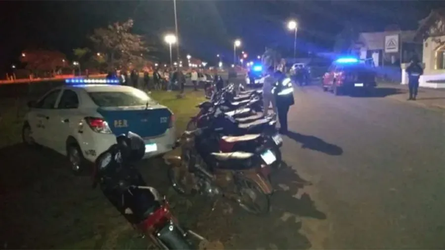 La mitad de la concurrencia se escapó por los fondos cuando llegó la Policía. Fue anoche en un apart hotel de Federación. La mitad de la concurrencia se escapó por los fondos cuando llegó la Policía. Fue anoche en un apart hotel de Federación.
