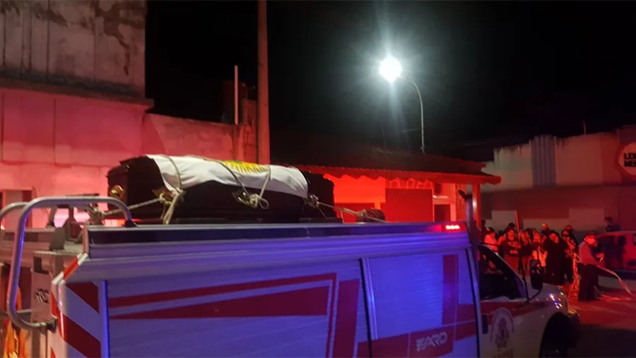El féretro del intendente de Gualeguay fue trasladado por un unidad de los Bomberos Voluntarios. El féretro del intendente de Gualeguay fue trasladado por un unidad de los Bomberos Voluntarios.