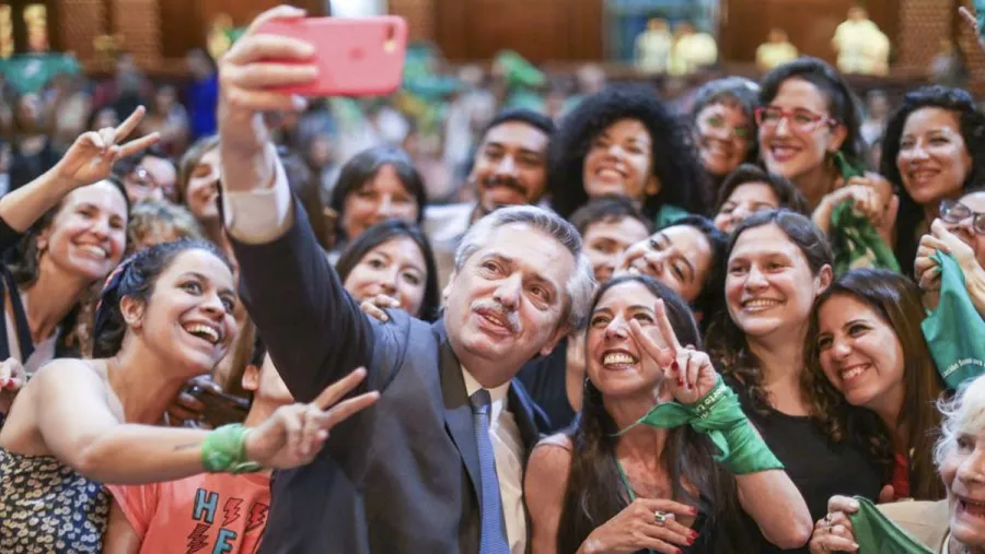 Alberto Fernández con militantes pro aborto Alberto Fernández con militantes pro aborto