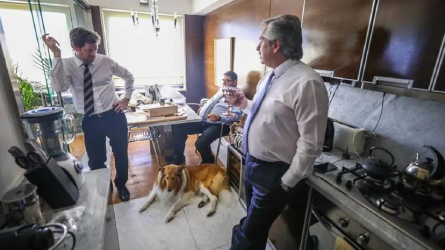 El mandatario junto a su vocero Juan Pablo Biondi, su perro Dylan y, en el fondo, su amigo Daniel Rodríguez. El mandatario junto a su vocero Juan Pablo Biondi, su perro Dylan y, en el fondo, su amigo Daniel Rodríguez.
