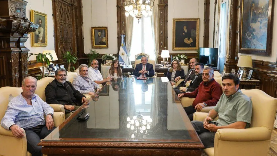 Alberto Fernández con dirigentes de CGT y movimientos sociales Alberto Fernández con dirigentes de CGT y movimientos sociales