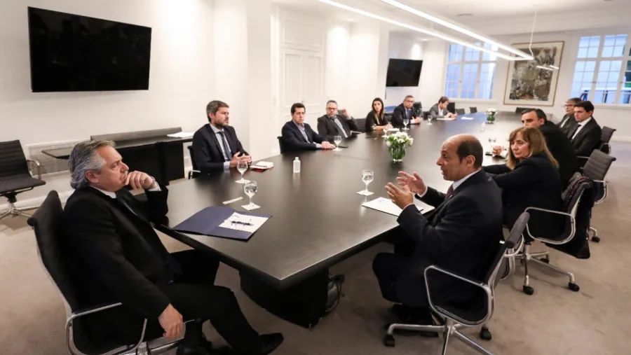 Fernández con empresarios de turismo Fernández con empresarios de turismo