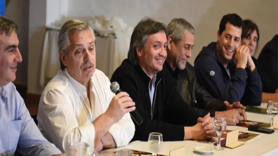 Alberto Fernández con dirigentes de La Cámpora Alberto Fernández con dirigentes de La Cámpora