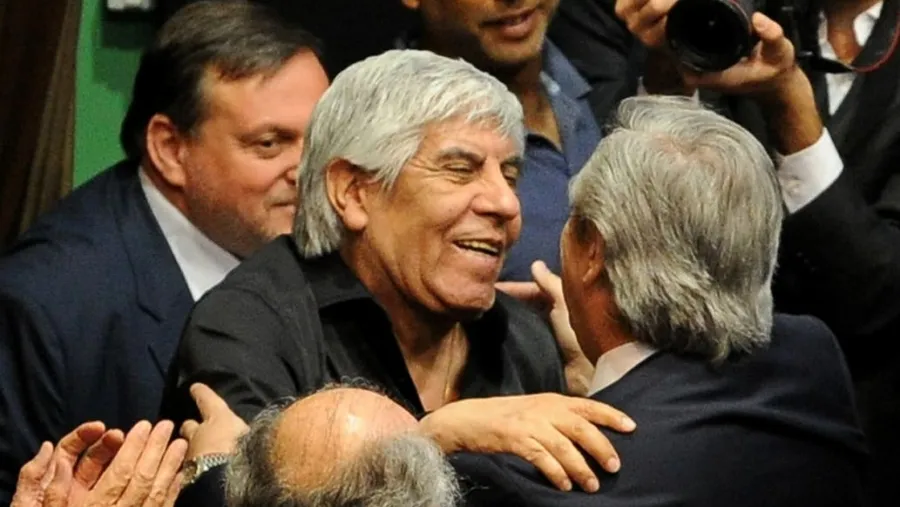 Alberto Fernández se abraza con Hugo Moyano Alberto Fernández se abraza con Hugo Moyano