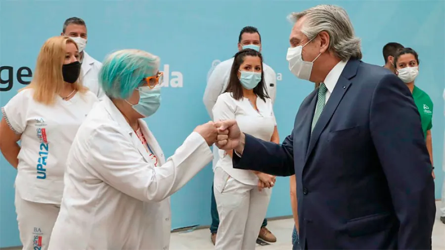 Fernández con personal de salud Fernández con personal de salud