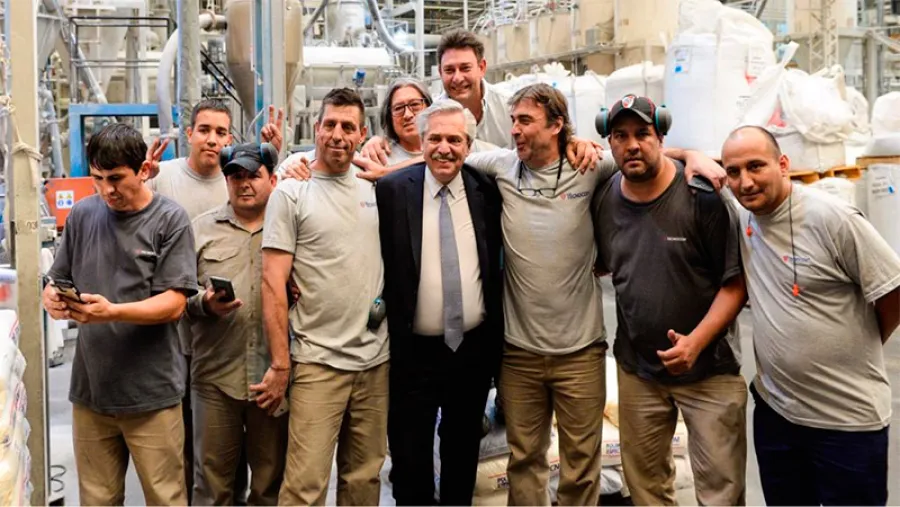Fernández con trabajadores Fernández con trabajadores