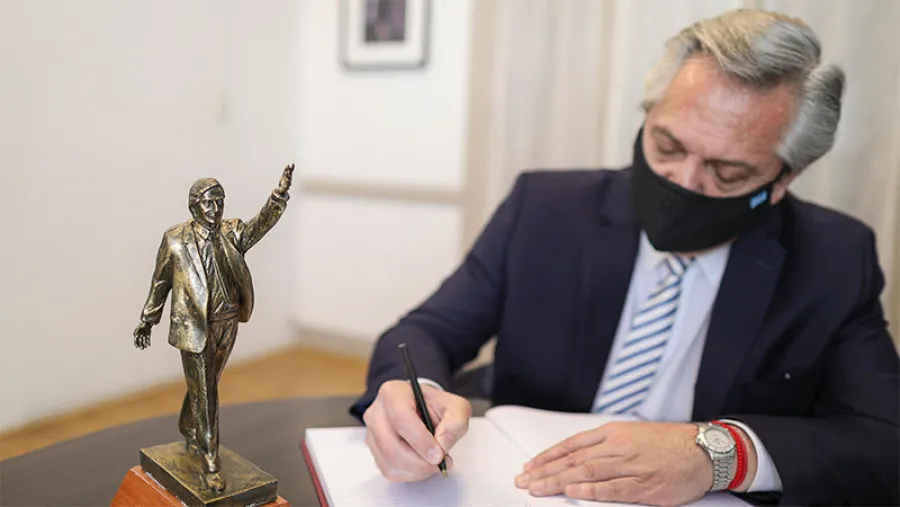 Fernández firma decreto Fernández firma decreto