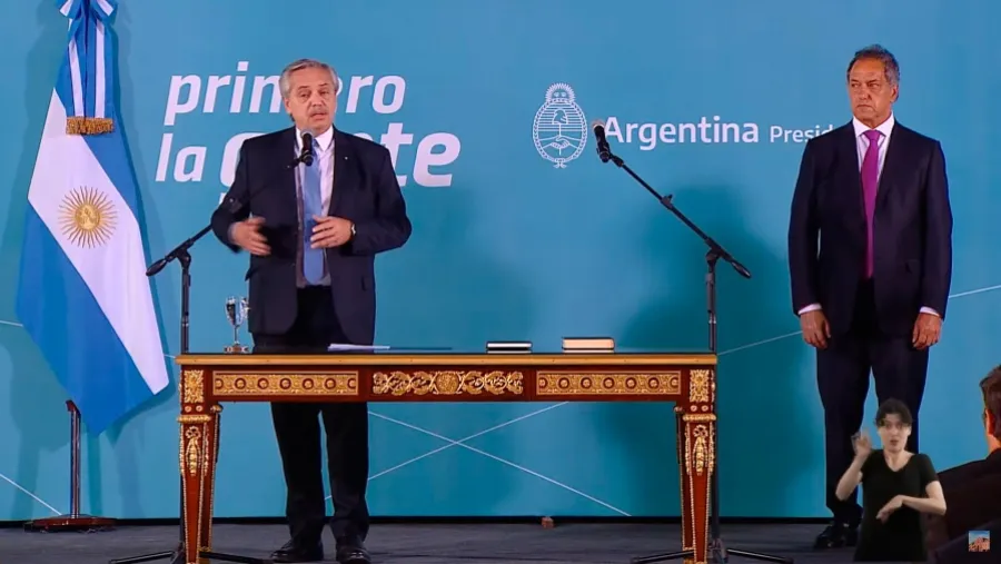 Fernández le tomó juramento a Scioli como nuevo ministro de Desarrollo Productivo Fernández le tomó juramento a Scioli como nuevo ministro de Desarrollo Productivo