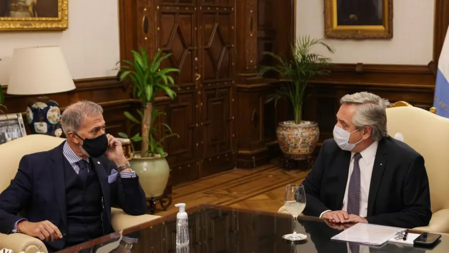 Alberto Fernández con el presidente de la DAIA, Jorge Knoblovits