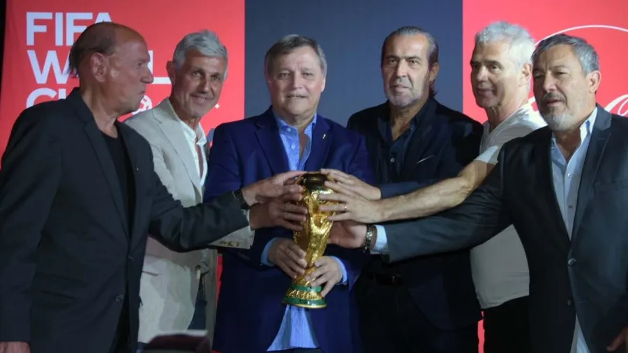 La Copa del Mundo llegó a la Argentina y seis campeones volvieron a levantarla La Copa del Mundo llegó a la Argentina y seis campeones volvieron a levantarla