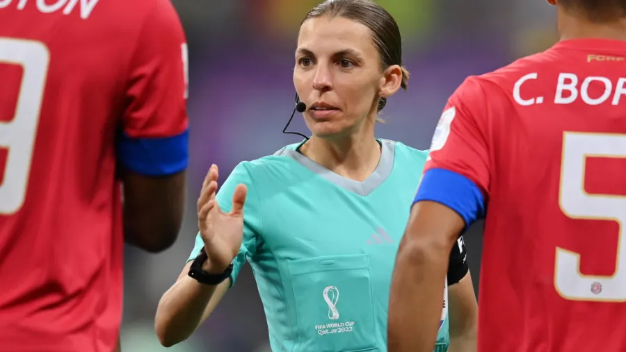 Histórico: Stéphanie Frappart es la primera mujer en arbitrar partido masculino de Mundial Histórico: Stéphanie Frappart es la primera mujer en arbitrar partido masculino de Mundial